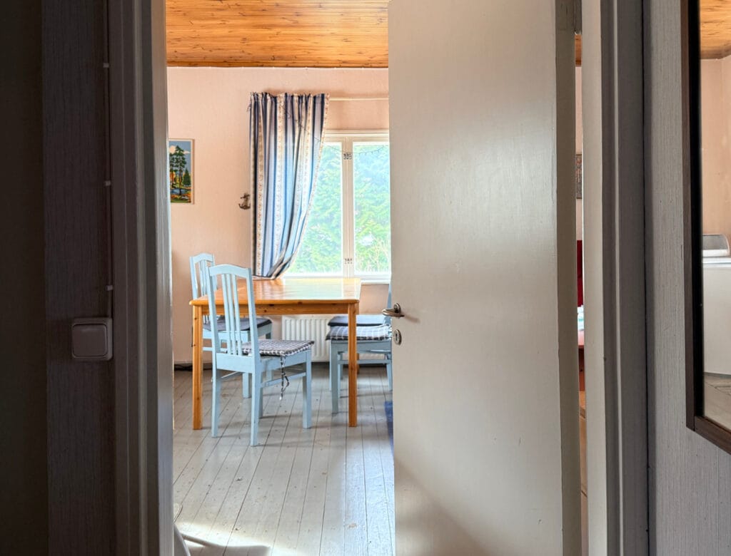 Etualalla avoin ovi, jonka takana ruokahuone.