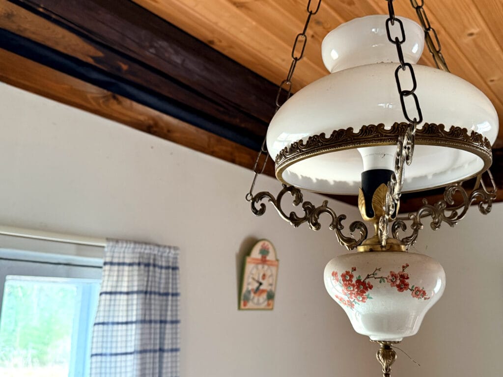Katosta roikkuva valkoinen posliinilamppu