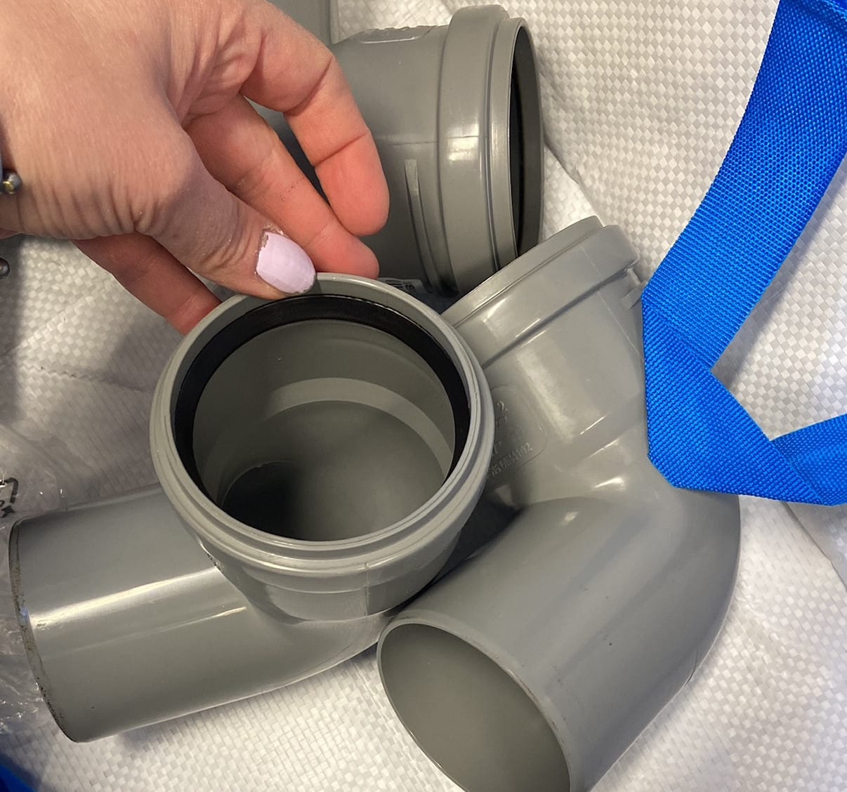 Lähikuva viemäriputkista kestokassin pohjalla.