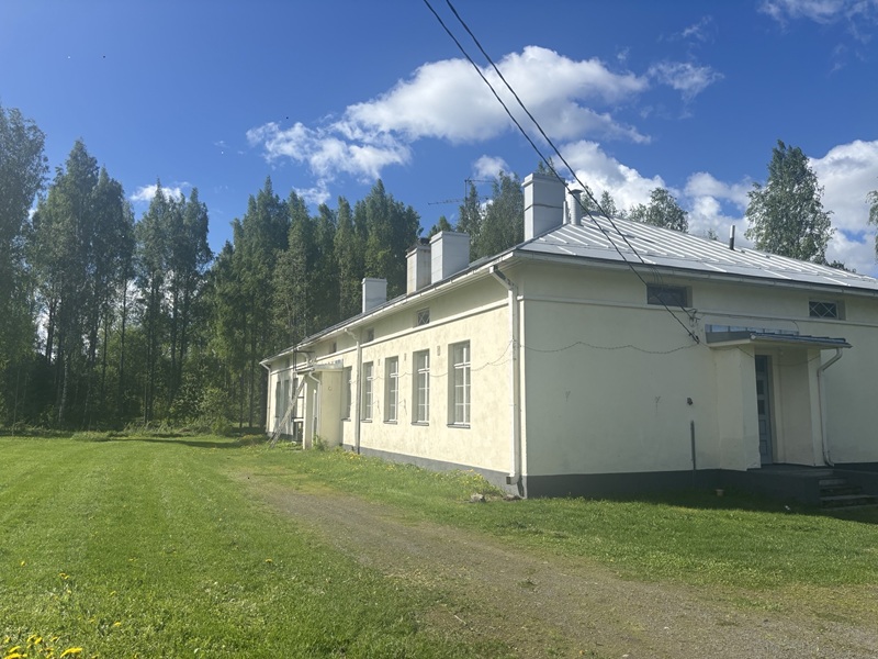 valkoinen suuri rakennus kuvattuna ulkoapäin